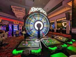 xda77 App ဖြင့် Myanmar ဖုန်းတွင် Live Casino ကစားနေသောပုံ